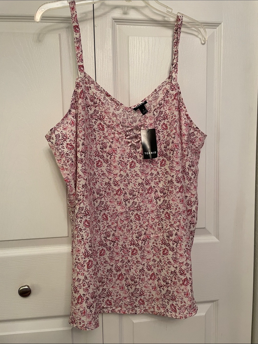 NWT TORRID Sophie Challis Lattice Cami 1X or Size 1 Pink & White Floral Top